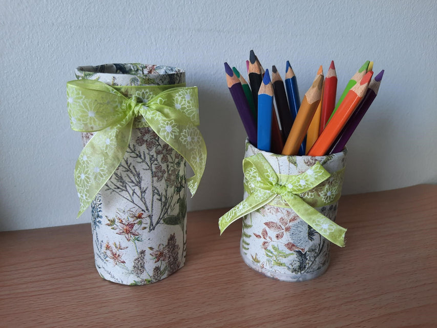 Kynäpurkkeja lahjapaperilla päällystäen