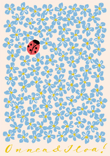 Sinisiä pieniä kukkia ja leppäkerttu